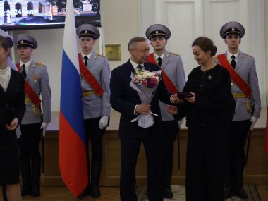 В Смольном прошла церемония вручения государственных наград и поощрений Президента России. Три ведущие артистки ТЮЗа им. А. А. Брянцева были удостоены высоких наград.