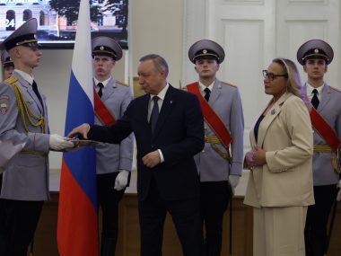 В Смольном прошла церемония вручения государственных наград и поощрений Президента России. Три ведущие артистки ТЮЗа им. А. А. Брянцева были удостоены высоких наград.