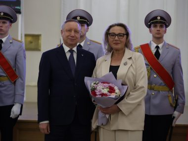 В Смольном прошла церемония вручения государственных наград и поощрений Президента России. Три ведущие артистки ТЮЗа им. А. А. Брянцева были удостоены высоких наград.